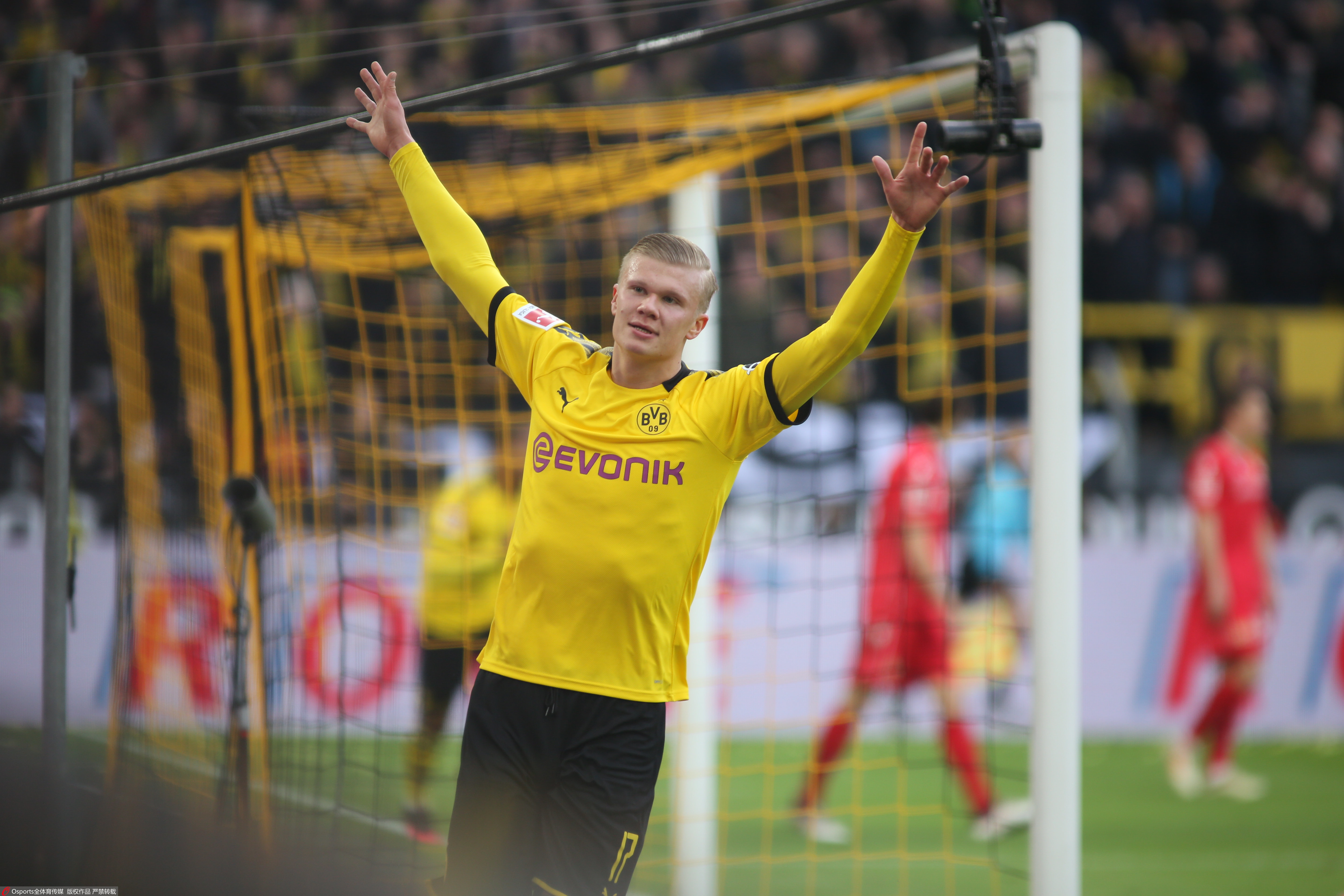 德甲60年头一遭！中国乒乓名将登传奇封面，王励勤都要偷师