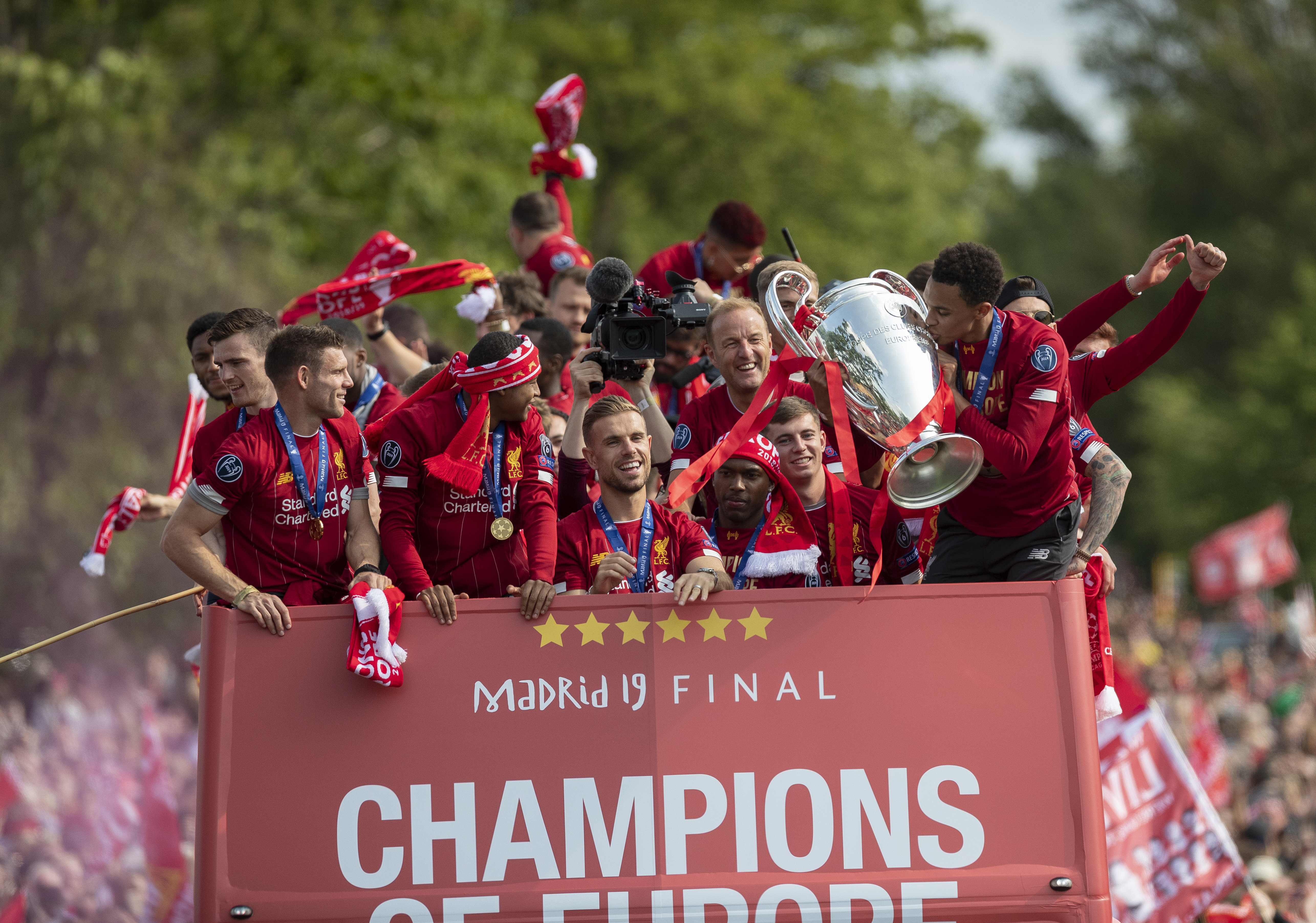 巴萨对阵贝蒂斯大名单：德容、费尔明回归，奥尔莫缺阵