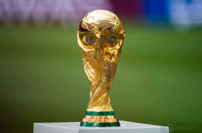 达成生涯400助里程碑，梅西赛后把球衣送给了看台上的父母